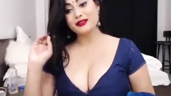 Indian Hot Bhabhi Big Boobs | Aunty Braless Saree Video Call | Aunty IMO Call, Girl Tempted in Saree #4