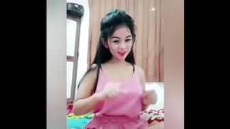 TIKTOK HOT 2020 - MAMA MUDA CANTIK & SEKSI NANGIS SAMBIL GOYANG PAKAI ROK MINI