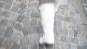 wife walking in white boots and nylons on wet winter day - Ehefrau, weiße Stiefel, Nylons, Winter #3