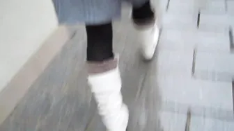 wife walking in white boots and nylons on wet winter day - Ehefrau, weiße Stiefel, Nylons, Winter #4