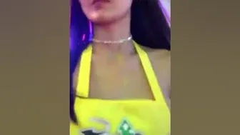 viral Pelayan sexy restoran no bra. Hottie