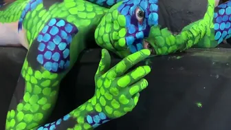 Incrivel pessoas se transformando em animal - Making Of a Bodypainting Illusion -