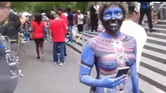 MODEL WITH PAINTED BODY SCARED BY A FANATIC / JUST WANNA A PICTURE// BODY PAINT ON THE STREET