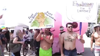 'Go Topless' se deja sentir en calles de Estados Unidos #3