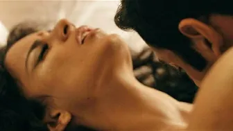 hot scene of Kangana ranaut and John Abraham From Shootout at wadala